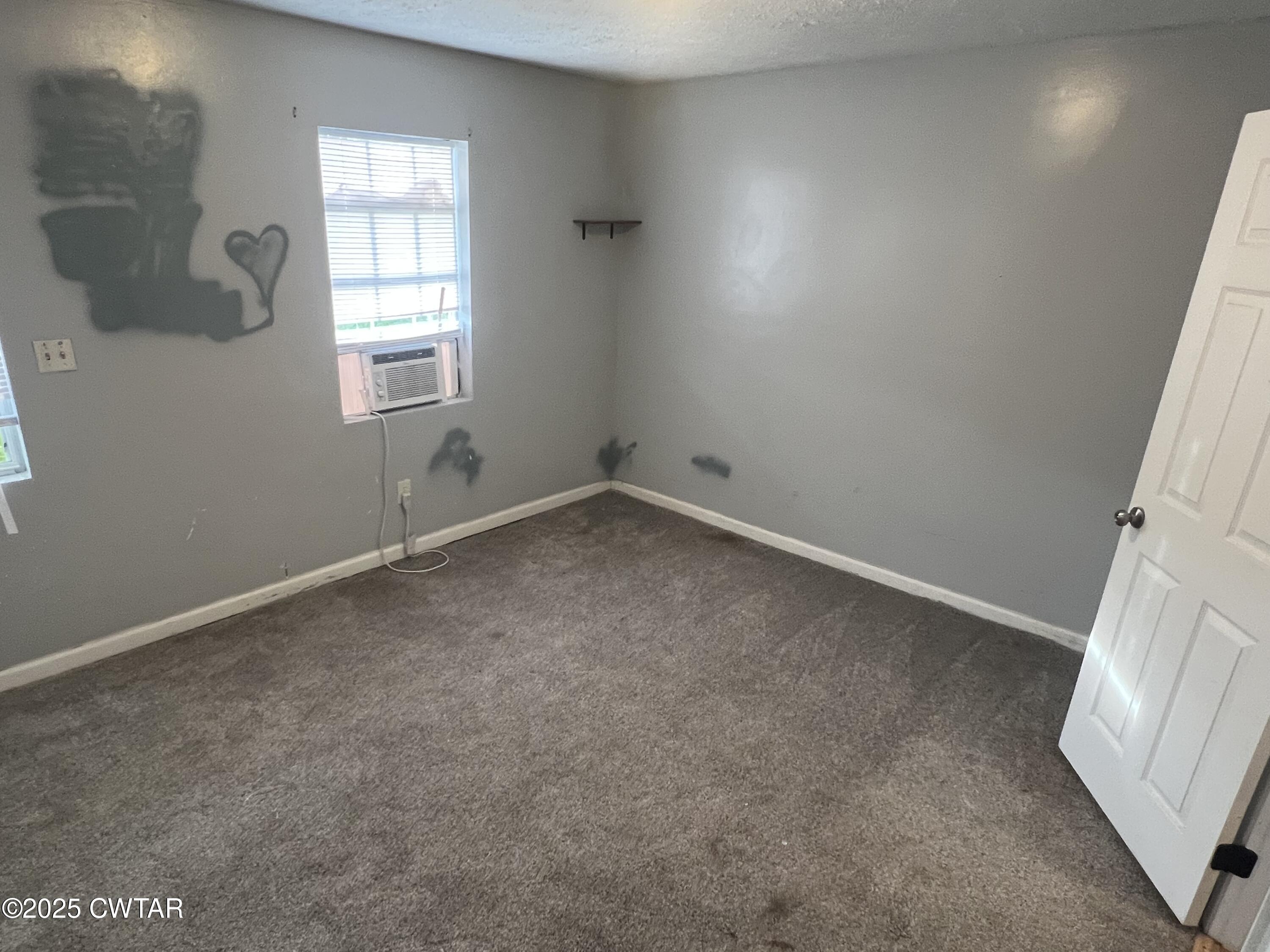 134 Liddon Street Jackson, TN 38301 - Photo 6 of 13 an empty room with windows