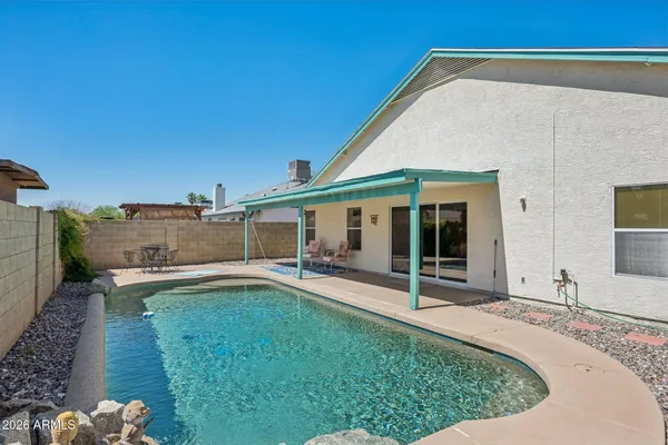 a view of a back yard