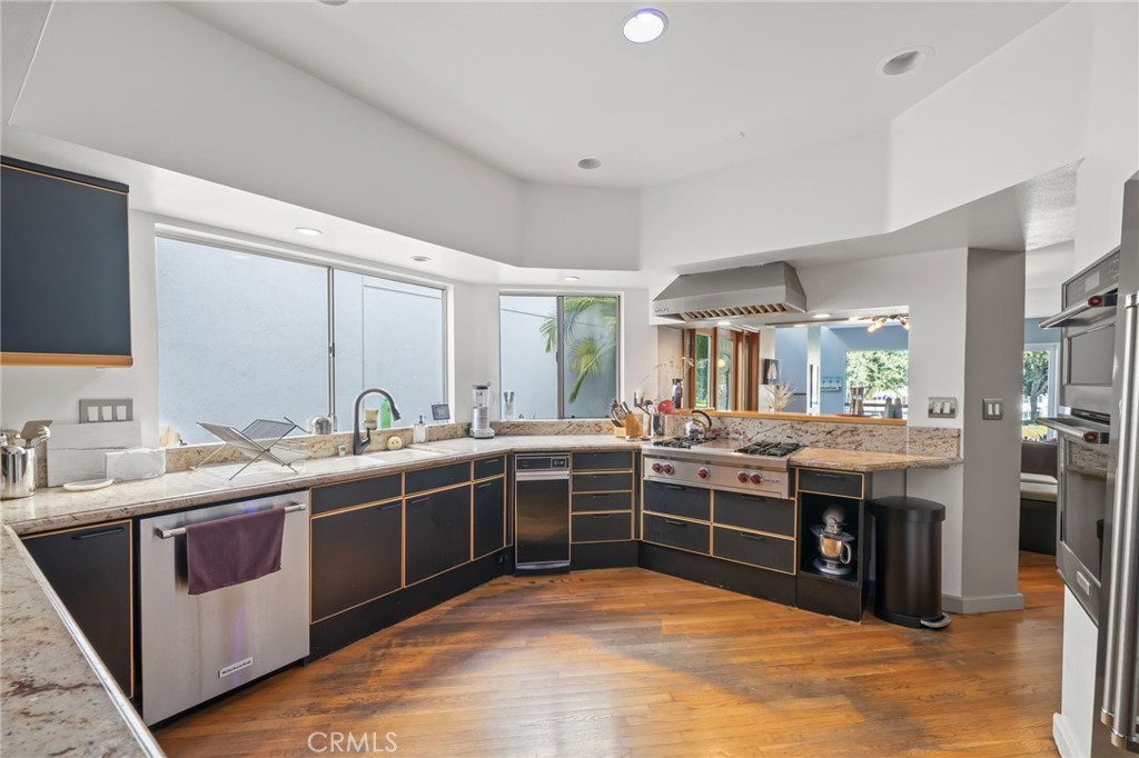 620 Harbor Street, Unit 6 Venice, CA 90291 - Photo 10 of 64 Kitchen open floor (semi)