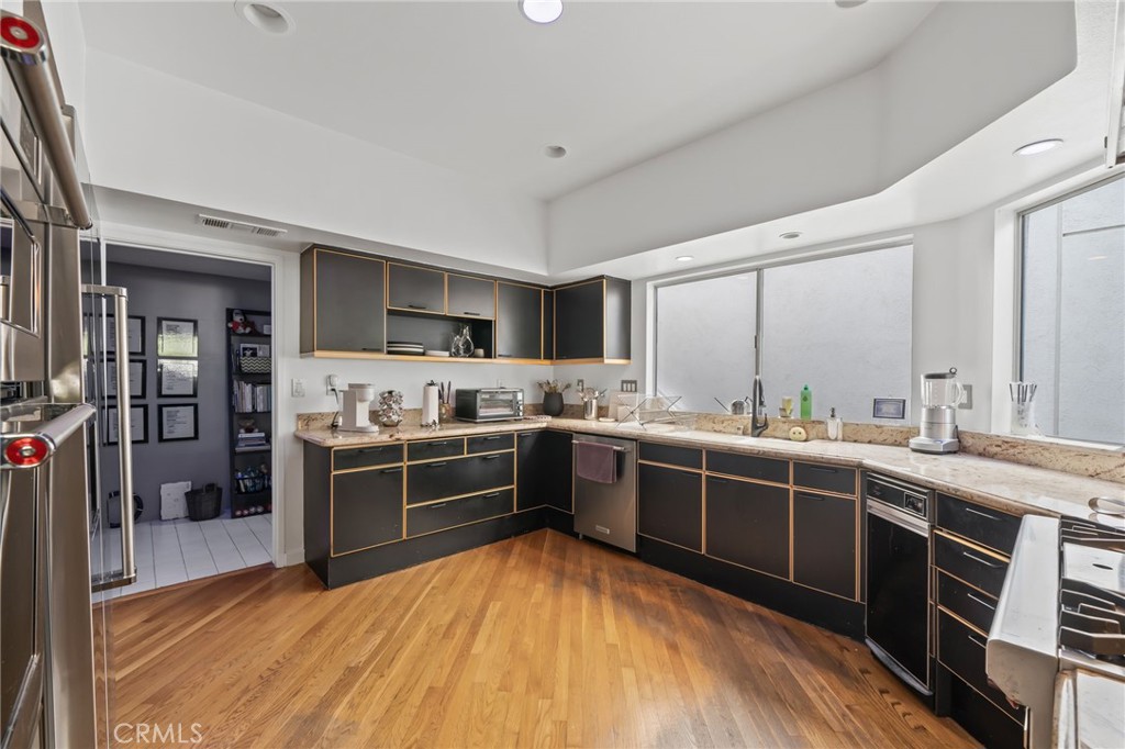 620 Harbor Street, Unit 6 Venice, CA 90291 - Photo 12 of 64 Kitchen with pantry