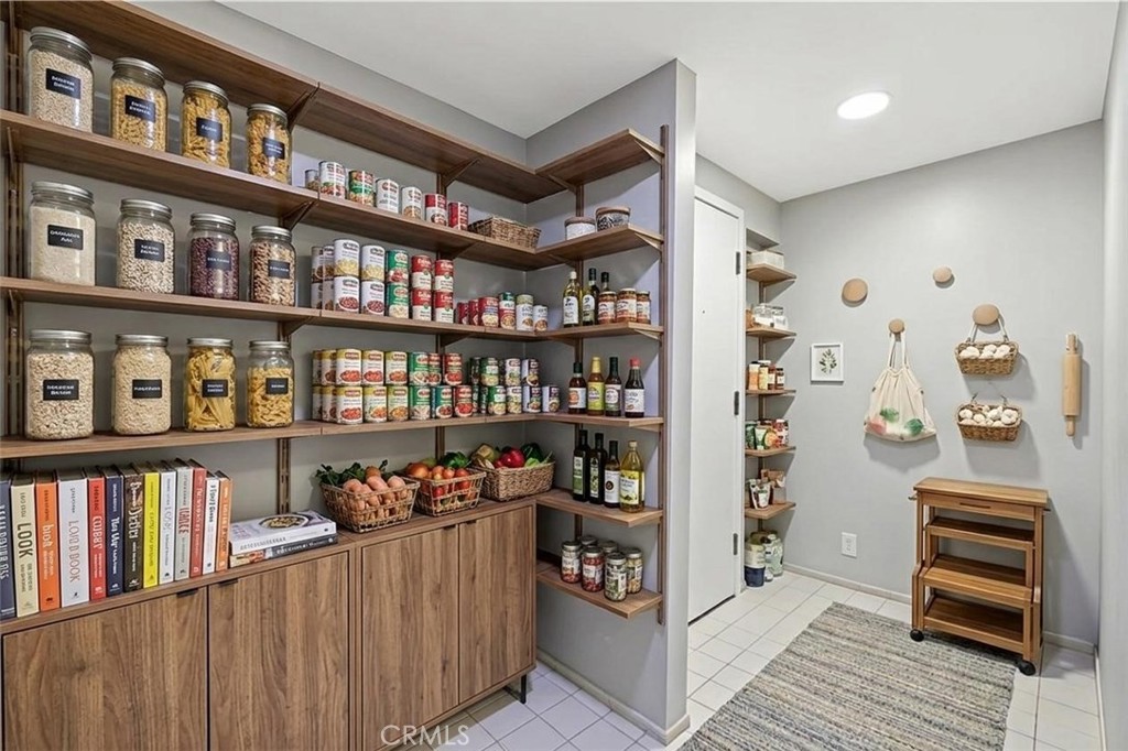 620 Harbor Street, Unit 6 Venice, CA 90291 - Photo 13 of 64 AI Walk in Pantry