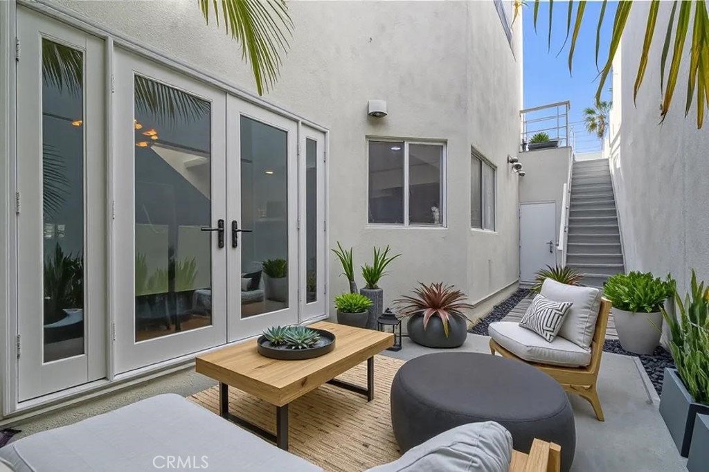 620 Harbor Street, Unit 6 Venice, CA 90291 - Photo 16 of 64 AI exit from dining room.