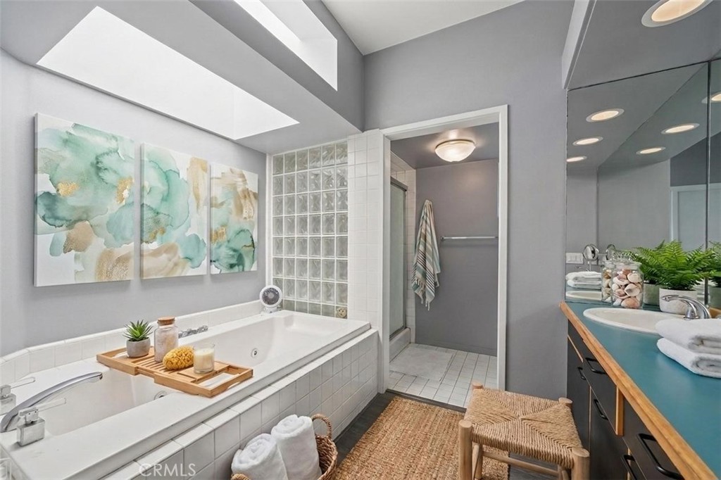620 Harbor Street, Unit 6 Venice, CA 90291 - Photo 26 of 64 AI Bathroom 2- dual vanity master, can customize to walk in shower and standalone tub.