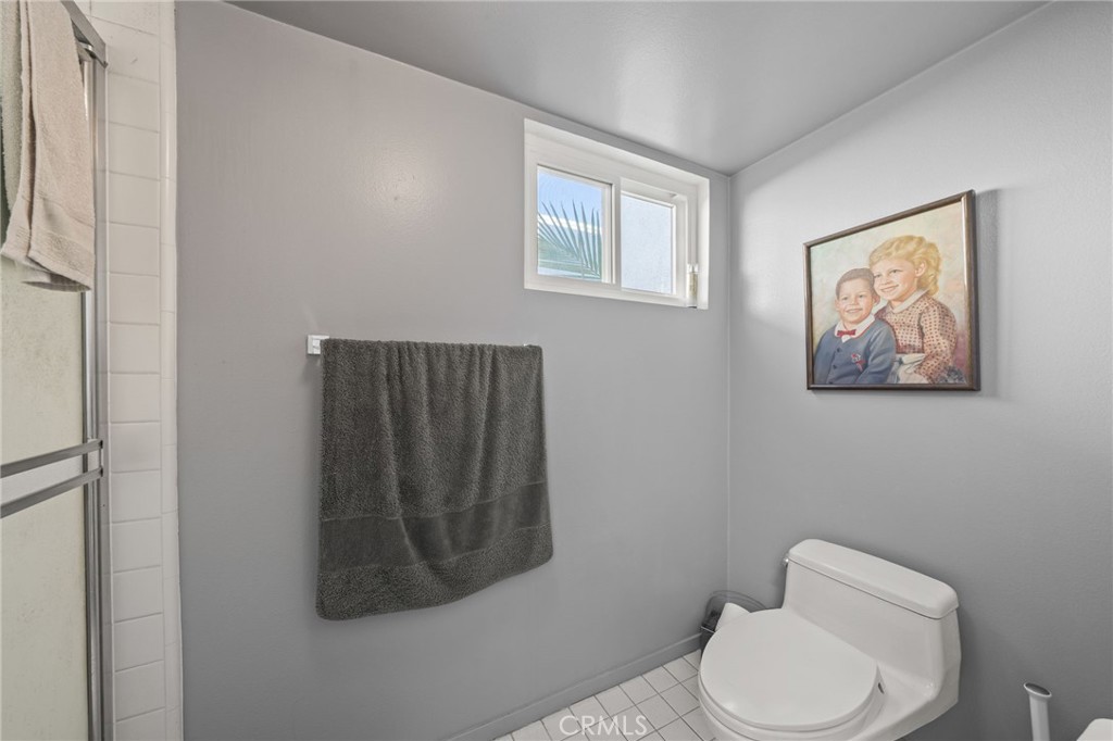 620 Harbor Street, Unit 6 Venice, CA 90291 - Photo 28 of 64 Bathroom 2- shower and toilet
