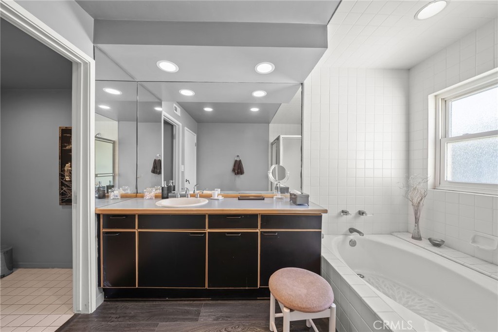 620 Harbor Street, Unit 6 Venice, CA 90291 - Photo 32 of 64 Bathroom 3