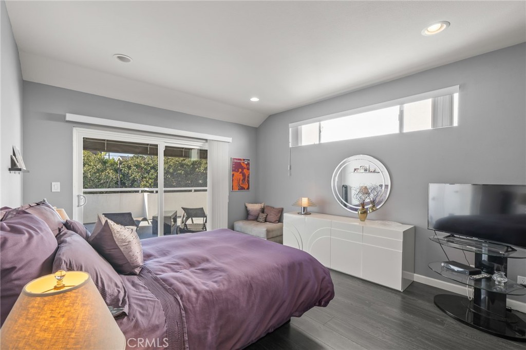 620 Harbor Street, Unit 6 Venice, CA 90291 - Photo 35 of 64 Bedroom 3 w/ private retreat to front of house upstairs balcony