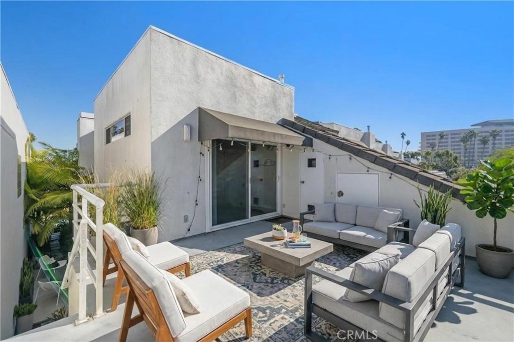 620 Harbor Street, Unit 6 Venice, CA 90291 - Photo 39 of 64 AI balcony shot above garage and accessible from side yard or 3rd bedroom
