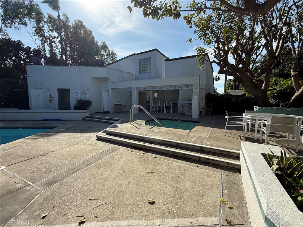 620 Harbor Street, Unit 6 Venice, CA 90291 - Photo 41 of 64 HOA BBQ prep and rec area, showers