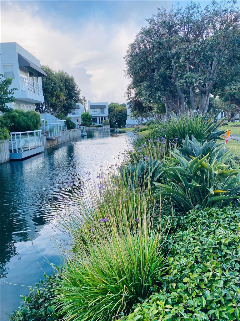620 Harbor Street, Unit 6 Venice, CA 90291 - Photo 44 of 64 walking path