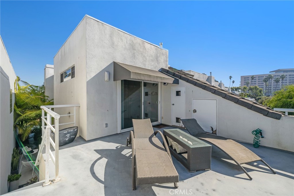 620 Harbor Street, Unit 6 Venice, CA 90291 - Photo 46 of 64 Balcony above garage private exit from bedroom 3 or from garage or side yard