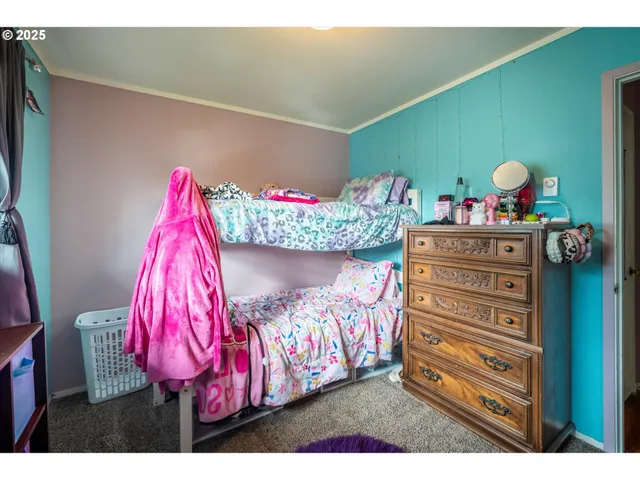 a bed room with a bed and a closet