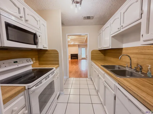 $157,999 | 5321 Sleepy Hollow Drive, Baton Rouge, LA 70817