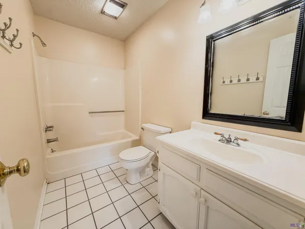 $157,999 | 5321 Sleepy Hollow Drive, Baton Rouge, LA 70817