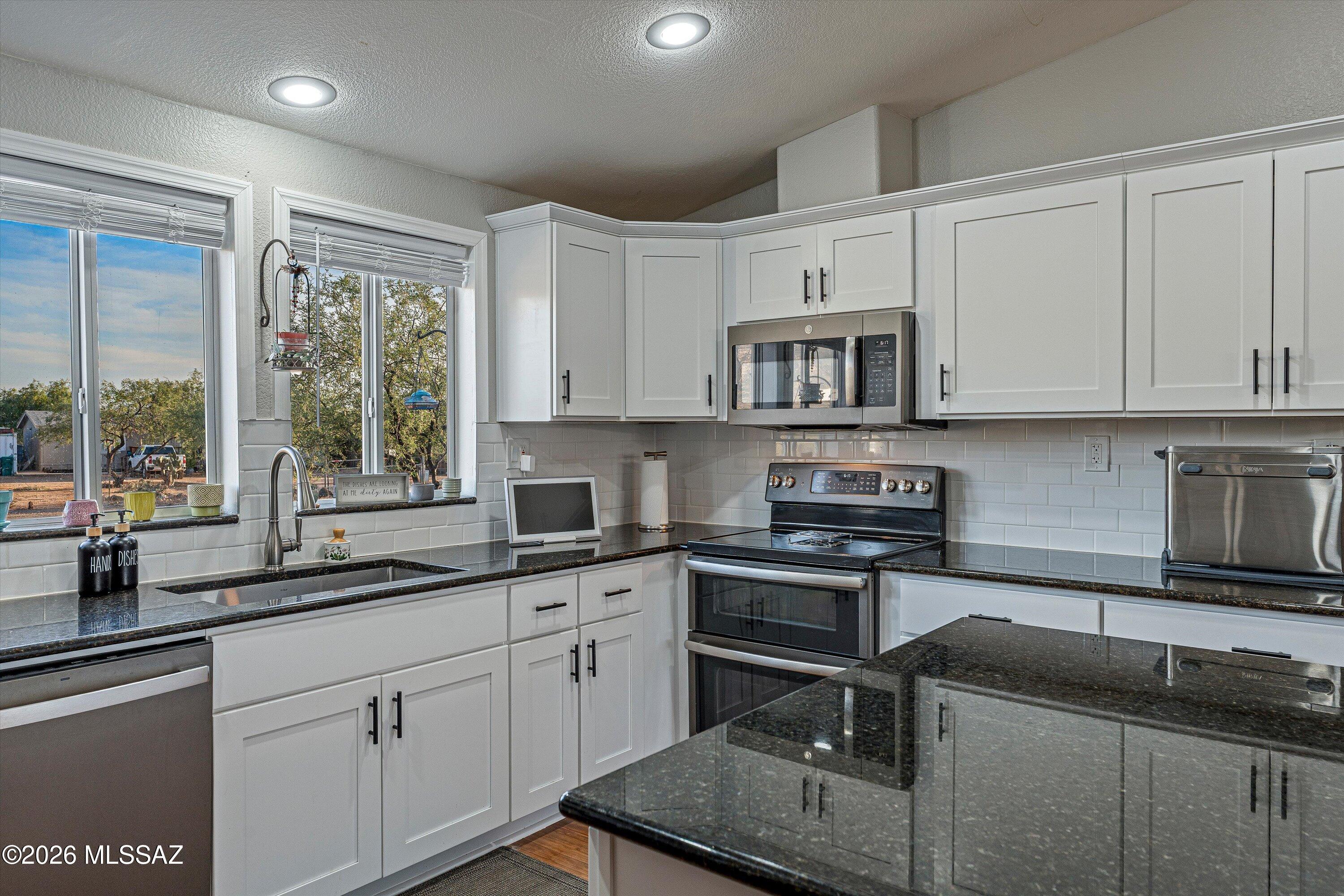 16120 North Elkins Road Tucson, AZ 85739 - Photo 19 of 51 19-Kitchen