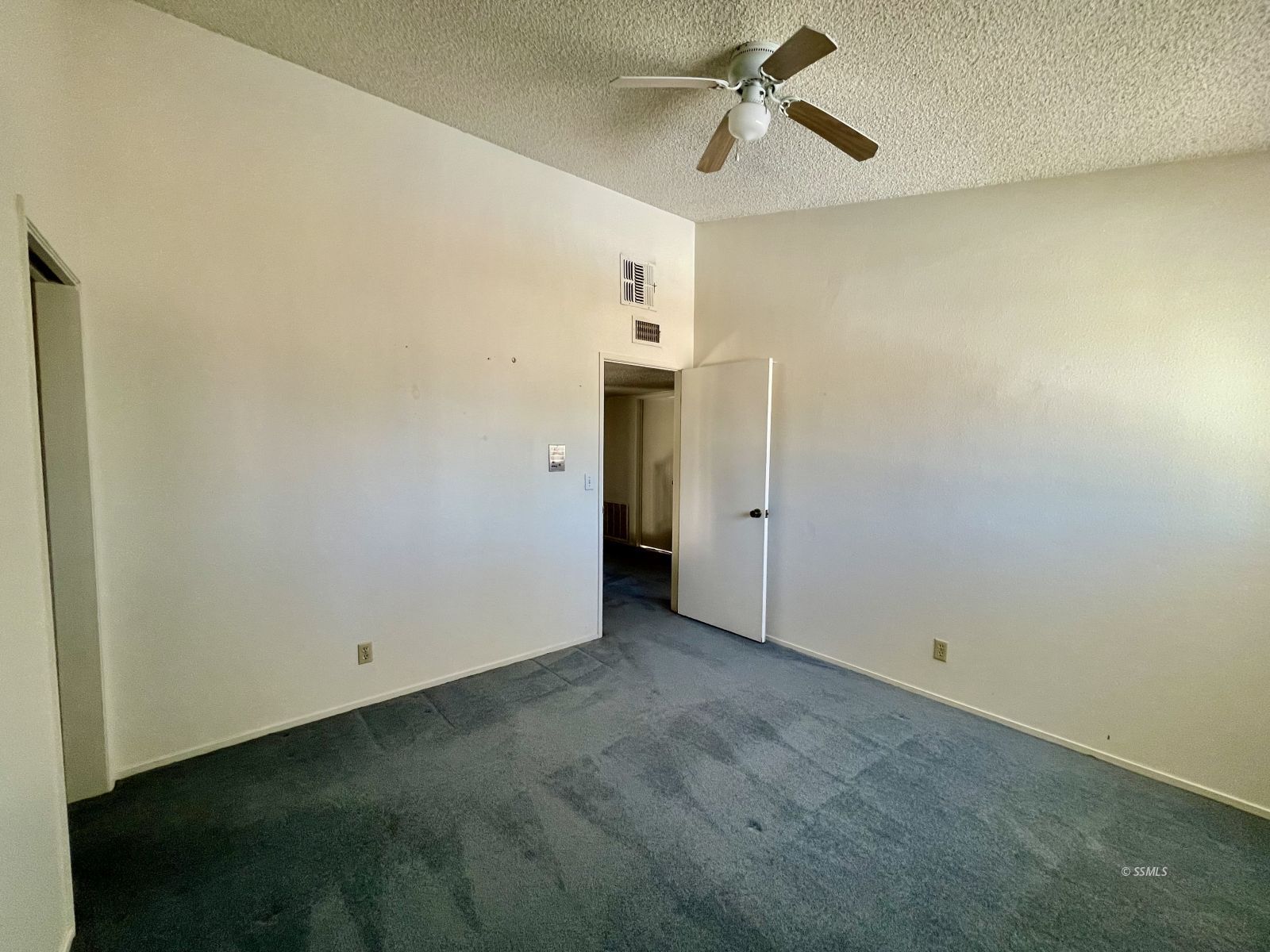 636 Mamie Street Ridgecrest, CA 93555 - Photo 17 of 39 en empty room with windows