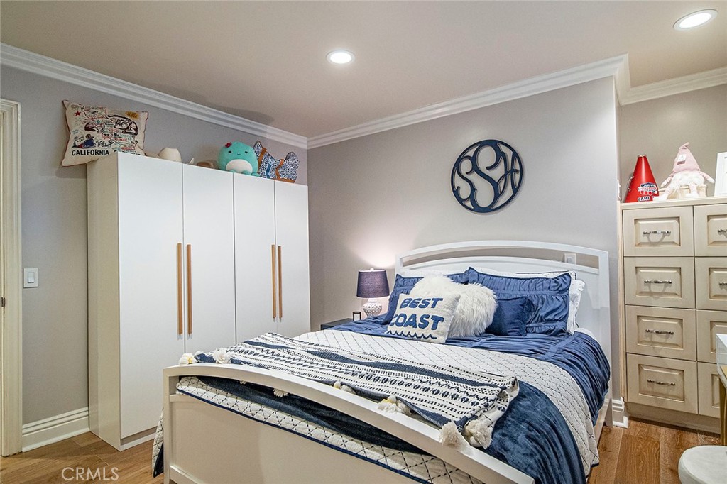 6250 Majorca Circle Long Beach, CA 90803 - Photo 32 of 35 a bedroom with a bed and a table