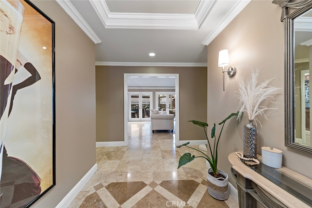 6250 Majorca Circle Long Beach, CA 90803 - Photo 4 of 35 a living room with furniture