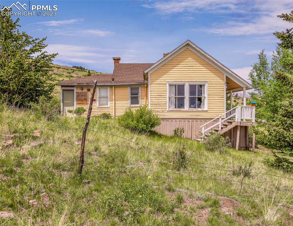 a view of front of house with a yard