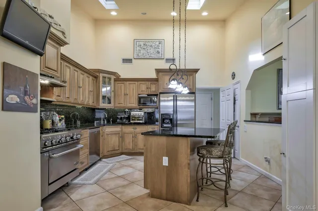 $829,900 | 4 East Hill Drive, Smithtown, NY 11787