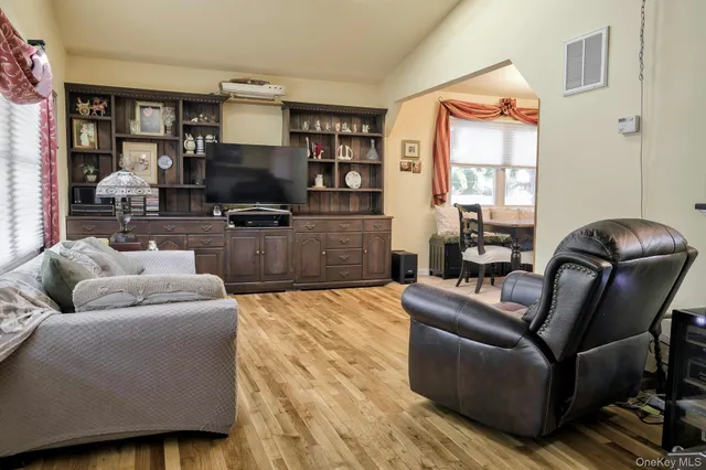 $829,900 | 4 East Hill Drive, Smithtown, NY 11787