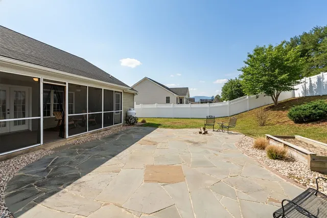 a view of a backyard