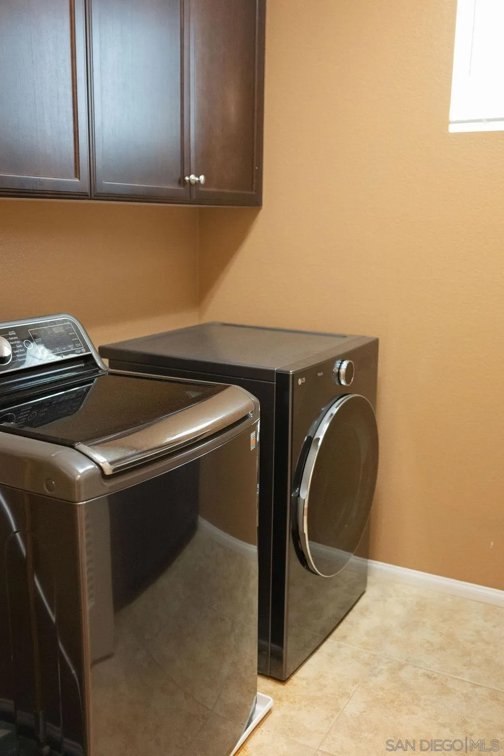 1808 Cyan Lane Chula Vista, CA 91913 - Photo 22 of 43 a utility room with dryer and washer