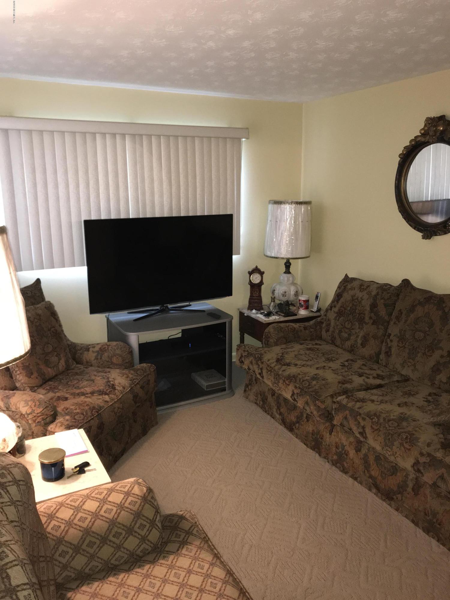 9270 Sibbald Road Jacksonville, FL 32208 - Photo 5 of 12 Living Room