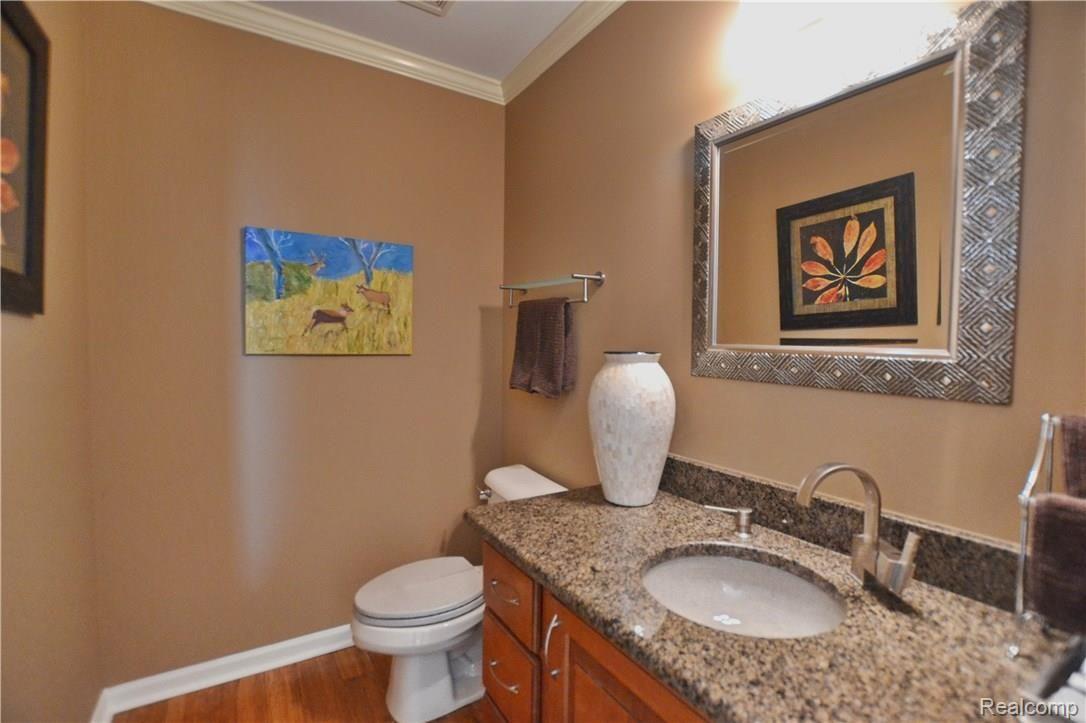 854 Dakota Court Rochester, MI 48307 - Photo 17 of 32 1st Floor Powder Room