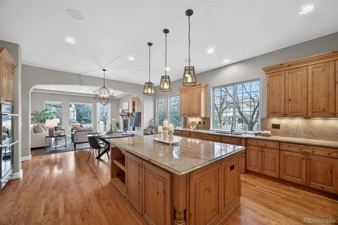 a large kitchen with kitchen island a large island in it