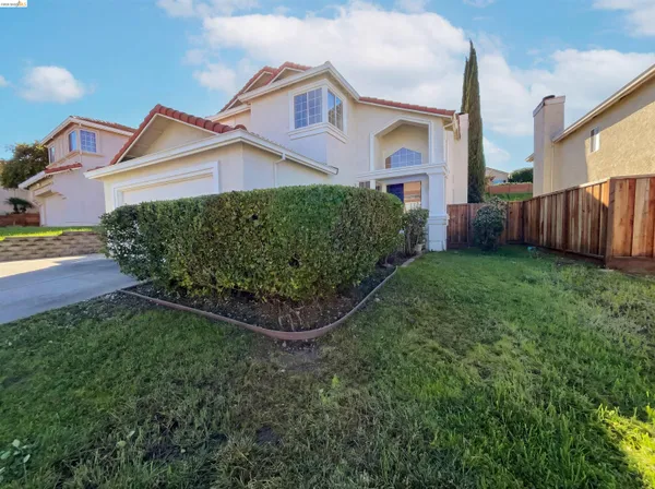 a view of a front of house with a yard