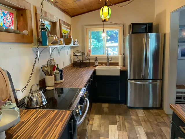 $2,100 | 14 High Street, East Lyme, CT 06357