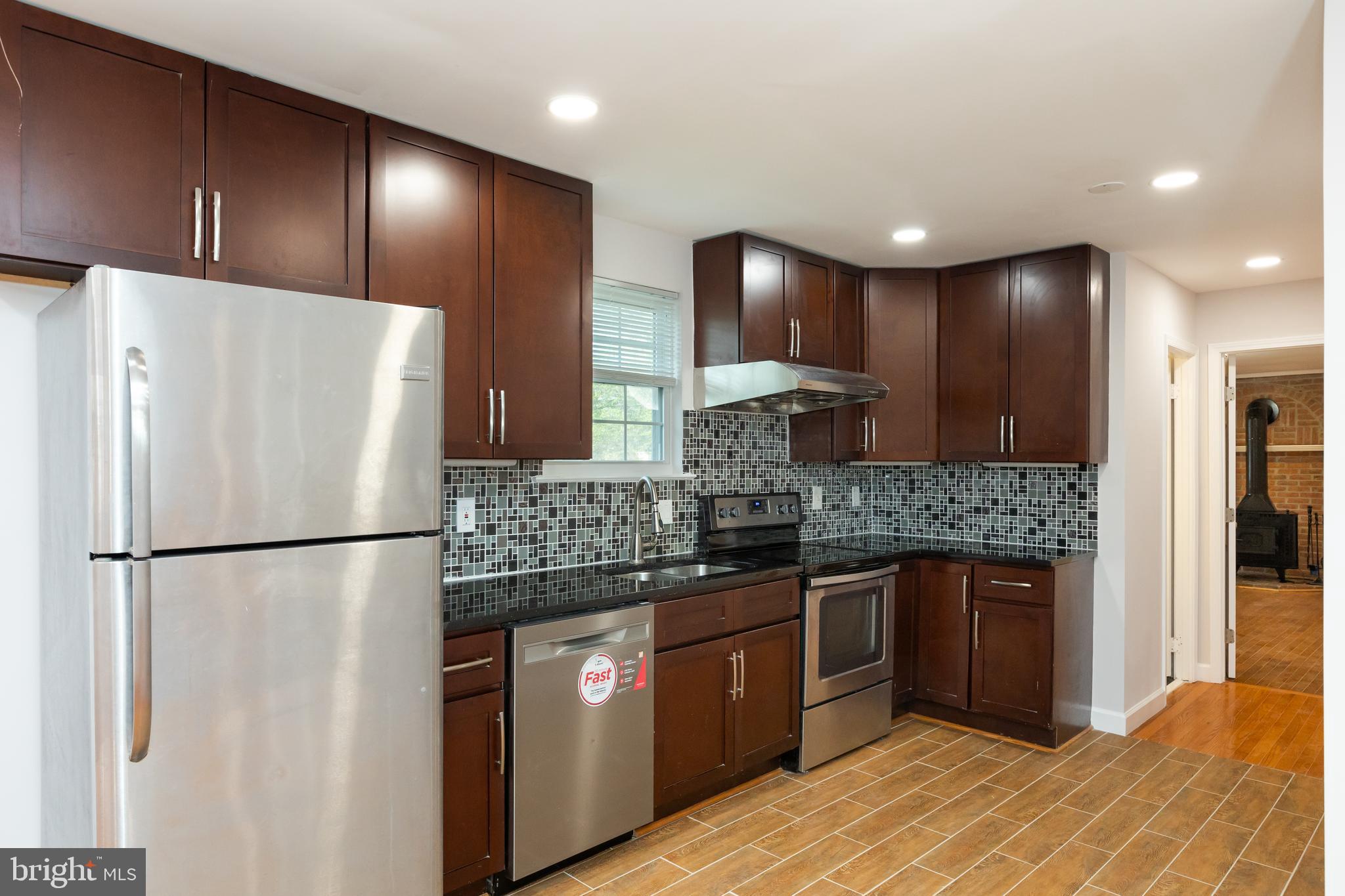 9004 Roundleaf Way Gaithersburg, MD 20879 - Photo 4 of 55