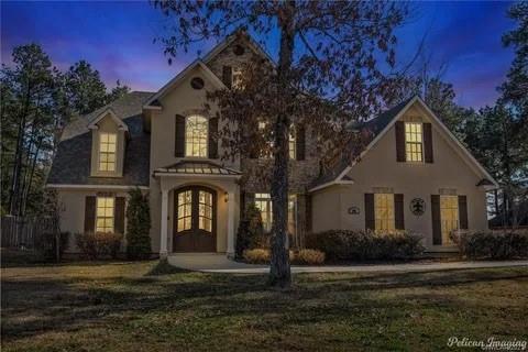 2805 Clearbrook Way Haughton, LA 71037 - Photo 2 of 33 a front view of a house with a yard
