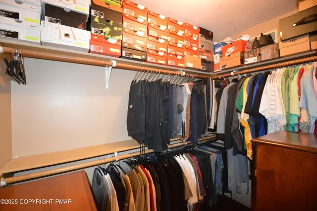 $669,900 | 221 Spruce Run Drive, Dingmans Ferry, PA 18328