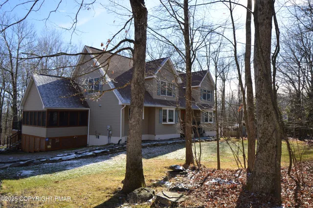$669,900 | 221 Spruce Run Drive, Dingmans Ferry, PA 18328