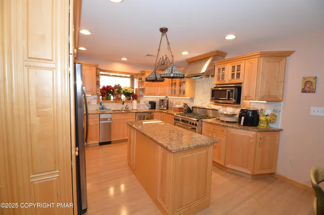 $669,900 | 221 Spruce Run Drive, Dingmans Ferry, PA 18328