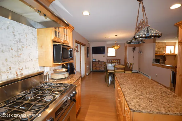 $669,900 | 221 Spruce Run Drive, Dingmans Ferry, PA 18328