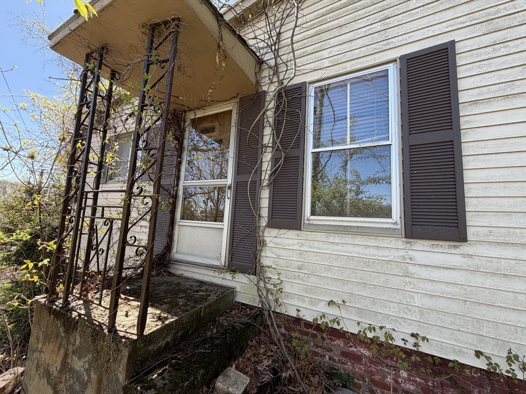 4 Ellen Street Worcester, MA 01604 - Photo 7 of 11