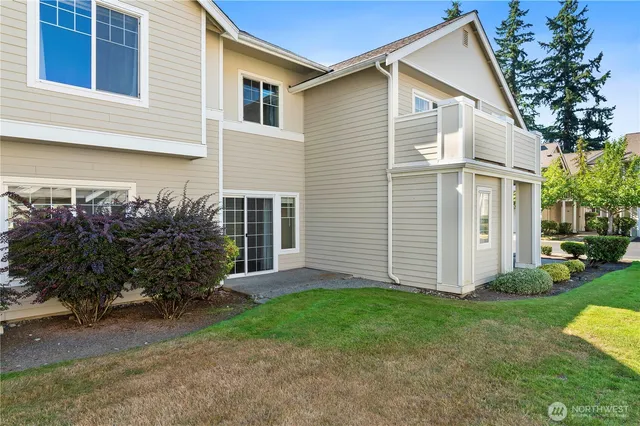 a view of a house with backyard and garden