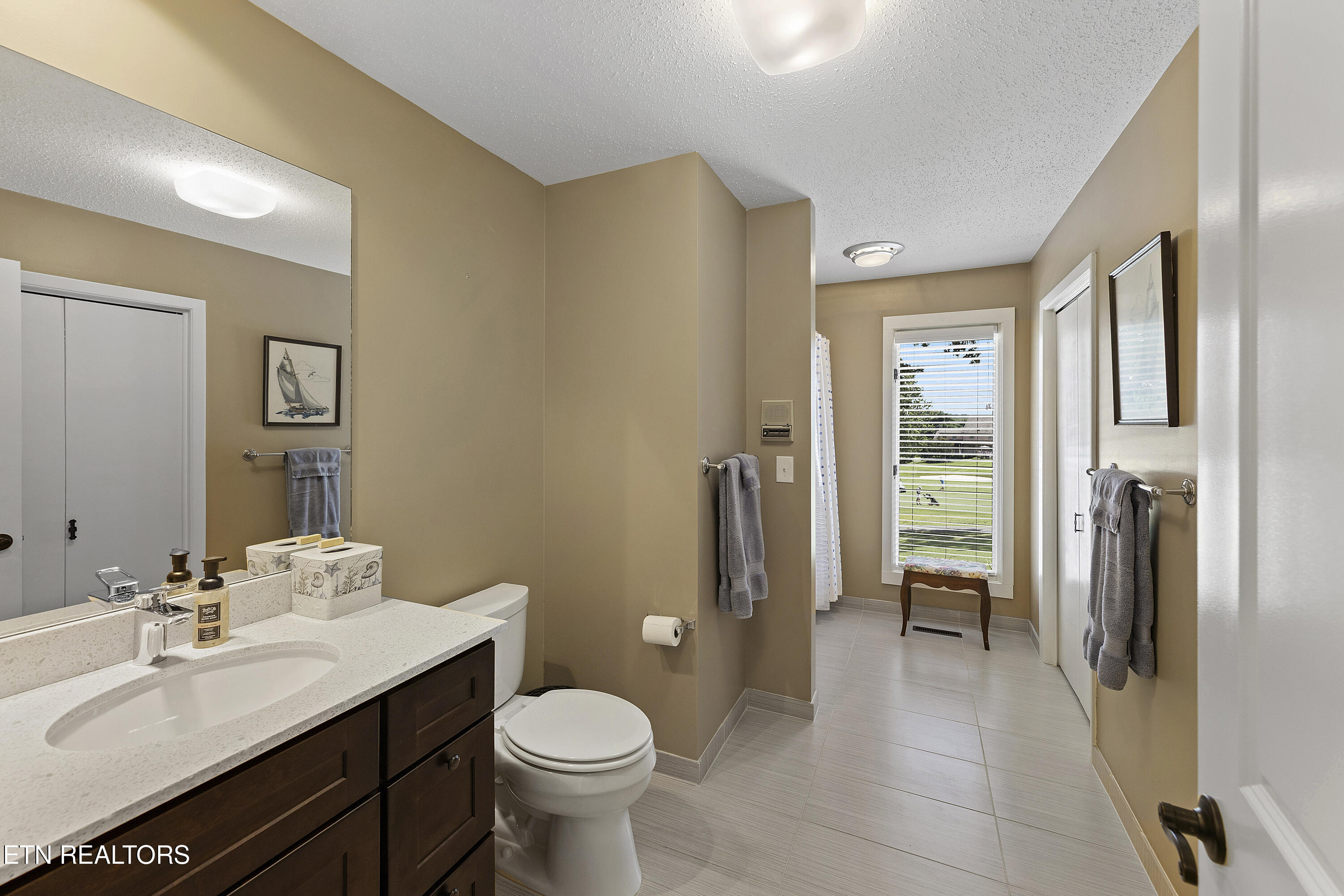 208 Baltusrol Road Knoxville, TN 37934 - Photo 20 of 38 Bright and Open Secondary Bathroom