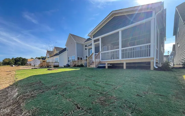 a view of a house with backyard and garden