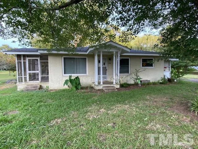 a view of a house with backyard and garden
