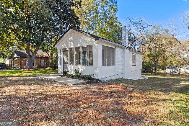 a view of a house with a yard