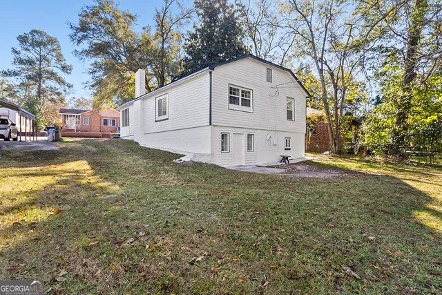 a view of a house with a yard