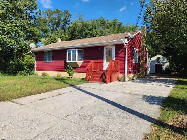 a view of a house with yard and tree s