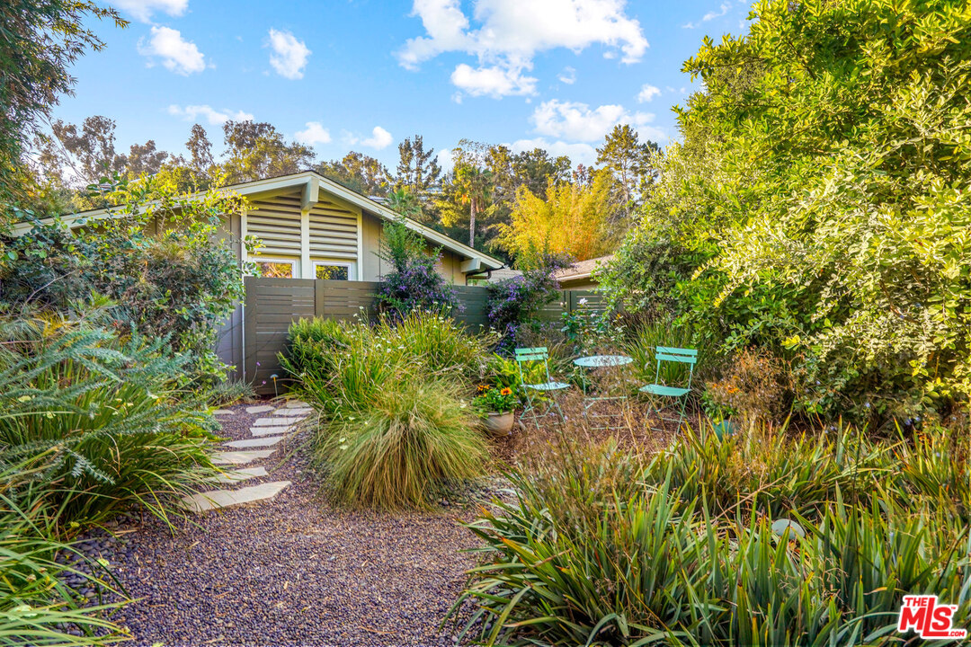 815 Leonard Road Los Angeles, CA 90049 - Photo 3 of 38