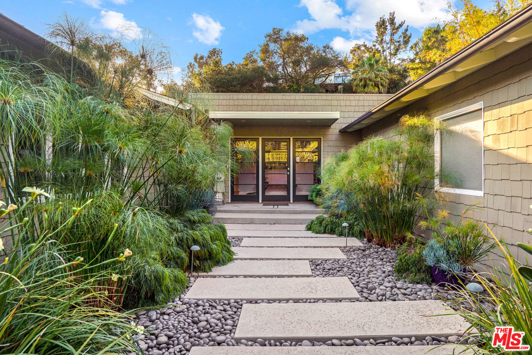 815 Leonard Road Los Angeles, CA 90049 - Photo 4 of 38