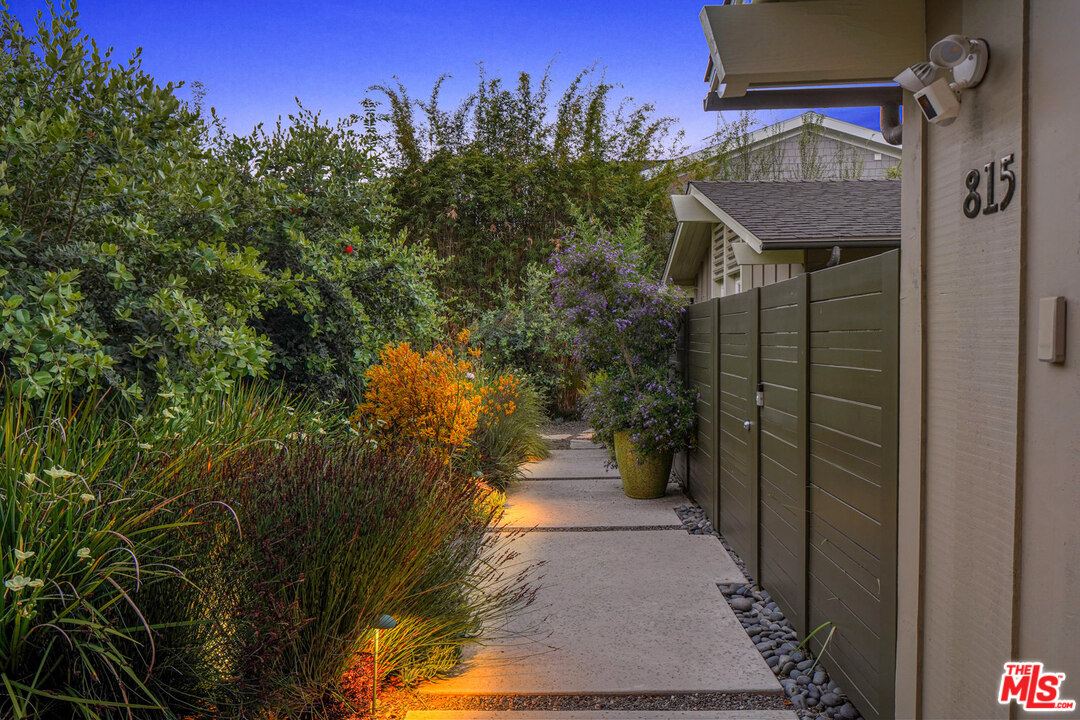 815 Leonard Road Los Angeles, CA 90049 - Photo 33 of 38