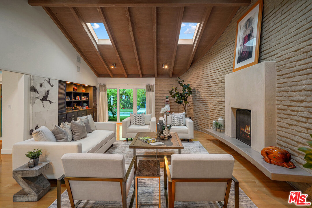 815 Leonard Road Los Angeles, CA 90049 - Photo 6 of 38