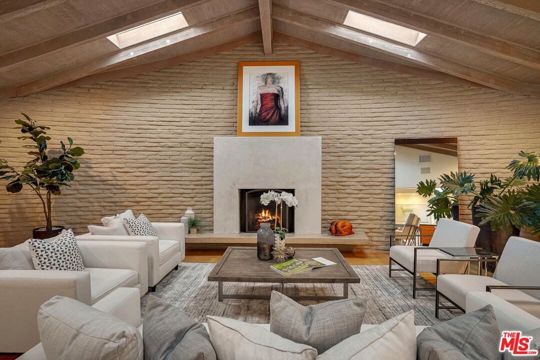 815 Leonard Road Los Angeles, CA 90049 - Photo 7 of 38